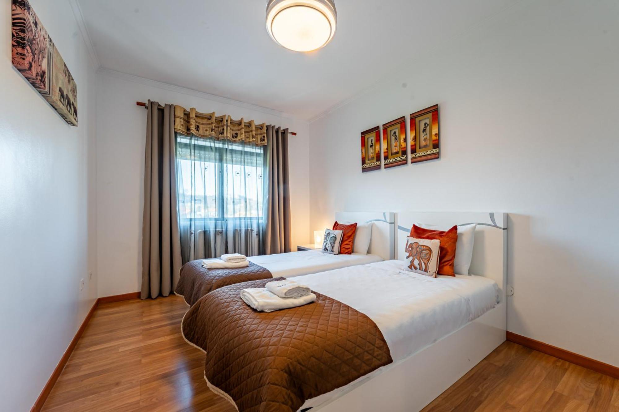 Cozy And Quiet Spacious Flat ヴィラ・ノヴァ・デ・ガイア エクステリア 写真